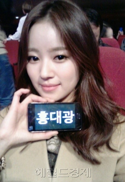 임미향(모델)
‘슈퍼스타K4’ 티걸 임미향이 TOP4 홍대광을 응원해 화제를 모으고 있다. 임미향은 지난 2일 케이블채널 Mnet ‘슈퍼스타K4’ 생방송 현장에 등장했다. 다음날 임미향은 자신의 페이스북에 “홍대광 퐈이야! 홍대광씨 응원하러 슈퍼스타케이 방청왔어요~ 오늘도 홍대광 슈퍼패스”란 글과 함께 사진 한 장을 공개했다.