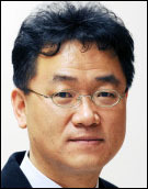 함영훈(언론인)
화촉 밝히기, 혼인서약, 성혼선언, 주례사, 축하공연, 결혼행진으로 이어지는 요즘 결혼식이지만, 원래 우리 전통 혼례에는 주례사가 없었다고 한다. 혼례...는 의혼, 사주를 보내는 납채, 혼인날짜를 통보하는 연길, 혼수를 주고받는 납폐를 거쳐 신랑이 신부집에 가서 신부를 친영(親迎)하는 절차가 바로 전통혼례인데, 서로 전안례(奠雁禮)...