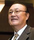 윤일봉(배우)
배우 엄태웅이 원로배우 윤일봉의 딸 윤혜진과 결혼을 발표했다. 지난 4일 엄태웅은 출연하는 KBS2 주말예능 ‘해피선데이-1박 2일’을 통해 깜짝 결혼발표로 ... 2001년 국립발레단에 입단해 활동하다 9월 몬테카를로 발레단으로 이적한 재원이다.