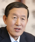허창수(기업인/GS회장)
허창수 GS그룹 회장이 싱가포르에서 동남아시아 시장에 대한 대망(大望)을 밝혔다. 동남아의 에너지ㆍ유통ㆍ금융 중심지인 싱가포르를 교두보로 삼아 지역 시장을 적극 공략하겠다는 것이다.