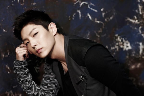 이준기(배우)
이준기의 스타일과 유사한 방향으로 가고 있다. 배용준의 시대에는 배용준의 방식이 있고, 이준기 장근석의 시대에는 그들 나름의 방식, 즉 소통 스타일이 있다. 이준기는 그동안 군대에...다. 아직 더 갈고 닦아야 하지만 연기 핑퐁, 연기 랠리의 맛은 좀 안다”고 말했다.
