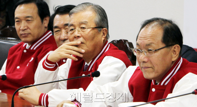 5일 서울 여의도 새누리당사에서 열린 중앙선거대책위원회 회의.박현구 기자phko@heraldcorp
5일 서울 여의도 새누리당사에서 열린 중앙선거대책위원회 회의.박현구 기자phko@heraldcorp
김종인표 경제민주화 방안이 속속 공개되면서 재계와 경제계가 발칵 뒤집혔다. 재계는 보수 정당인 새누리당이 야당보다 더 심한 재벌 규제책을 내놨다면서, 당혹해하고 있다. 5일 열린 새누리당 중앙선거대책위원회 회의에서 김종인 국민행복추진위원장이 유니폼인 빨간 야구점퍼를 입고 회의를 하고 있다.  　박현구 기자/phko@heraldcorp