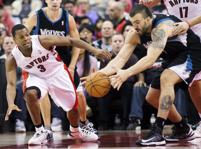 Toronto Raptors guard Kyle Lowry (left) battles for the loose ball against Minnesota Timberwolves center Nikola Pekovi, during the first half of their NBA basketball game in Toronto on Sunday.   AP-Yonhap News