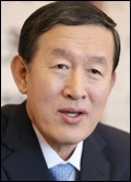 허창수(GS그룹회장)
에너지·유통·금융 중심지 동남아 공략 교두보 활용 허창수 GS그룹 회장이 싱가포르에서 동남아시아 시장에 대한 대망(大望)을 밝혔다. 동남아의 에너지ㆍ유통ㆍ금융 중심지인 싱가포르를 교두보로 삼아 지역시장을 적극 공략하겠다는 것이다. 허 회장은 4~5일 싱가포르에서 열린 사장단회의에서 “동남아 시장은 부존자원이나 인구 규모 등을 고려할 때 미래 성장잠...