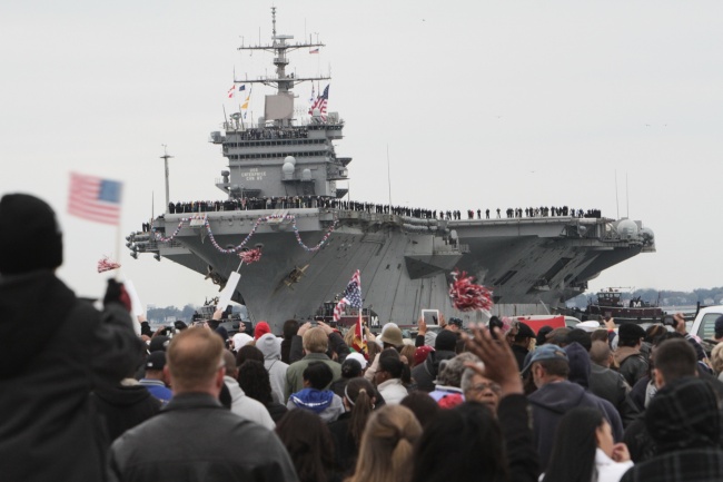 The USS Enterprise, the world’s first nuclear-powered aircraft carrier, with some 5,500 sailors and marines aboard, returns to Norfolk Naval Station in Norfolk, Virginia, Sunday, as the 51-year-old ship completes its 25th and final deployment.   AP-Yonhap News