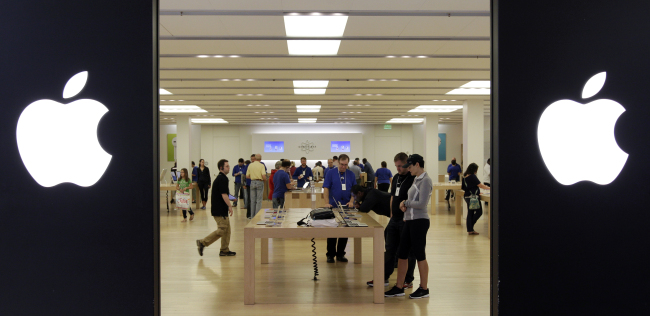 <YONHAP PHOTO-0234> FILE - In this Friday, Oct, 26, 2012, file photo, people shop at an Apple store inside a mall in Cheektowaga, N.Y. Apple Inc. paid a rate of only 1.9 percent income tax on its earnings outside the U.S. in its latest fiscal year, a regulatory filing by the company shows. The world's most valuable company paid $713 million in tax on foreign earnings of $36.8 billion in the fiscal year ended Sept. 29, according to the financial statement filed on Oct. 31. (AP Photo/David Duprey, File)/2012-11-05 05:41:43/ <저작권자 ⓒ 1980-2012 ㈜연합뉴스. 무단 전재 재배포 금지.>
People shop at an Apple store inside a mall in Cheektowaga, New York.   AP-Yonhap News