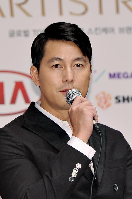 정우성(배우)
배우 정우성이 MBC ‘무릎팍도사’의 출연을 검토 중이다. 정우성 측 관계자는 11월 5일 “‘무릎팍도사’ 출연 제의를 받은 것은 사실이다”라며 “하지만 현재 영화 ‘더 킬러’ 촬영 스케줄 등 때문에 아직 확정된 것은 없다”고 밝혔다. 오는 23일 첫 녹화를 앞둔 ‘무릎팍도사’는 강호동의 복귀로 벌써부터 관심을 모으고 있다.