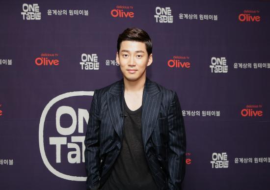 윤계상(배우/가수/지오디)
배우 윤계상이 용산 사태를 모티프로 한 영화 ‘소수의견’으로 복귀한다는 소식에 소속사 측이 “아직 결정된 것 없다”고 밝혔다. 11월 5일 오전 윤계상 소속사 에이리스트엔터테인먼트 측은 보도자료를 통해 “제작사로부터 시나리오를 받아서 긍정적으로 검토하고 있는 것은 사실이나, 확정된 것은 아직 아무것도 없다”고 전했다.