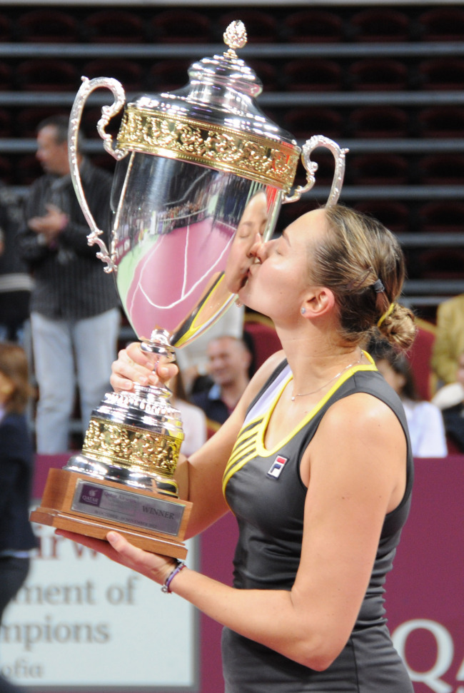 나디아 페트로바(Nadia Petrova/테니스선수)
Nadia Petrova of Russia kisses her trophy after the final match against Caroline Wozniacki of Denmark at the WTA Tournament of the Champions in Sofia, Bulgaria, Sunday.    Xinhua-Yonhap News