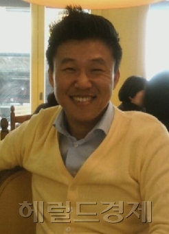 홍록기(개그맨)
개그맨 홍록기(43)의 결혼소식에 11살 연하 예비신부 김아린에게도 관심이 쏠렸다. 소속사 SM엔터테인먼트는 5일 “홍록기가 12월 16일 강남 대치동 컨벤션 디아망 웨딩홀에서 모델 김아린 씨와 결혼한다”고 밝혔다. 소속사는 “두 사람은 7년 전부터 알고 지내다 올해부터 정식으로 교제를 시작해 결혼에 이르게 됐다”고 전했다.