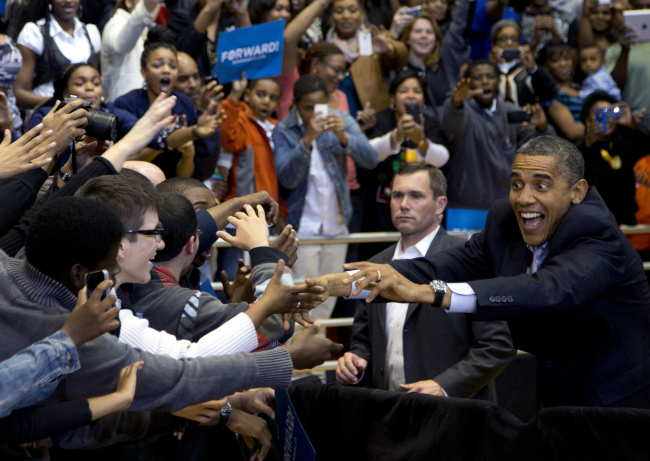 버락 오바마(Barack Obama/정치인/미국대통령)
President Barack Obama greets a cheering crowd as he arrives at a campaign event at the Fifth Third Arena on the University of Cincinnati campus in Cincinnati on Sunday.   AP-Yonhap News