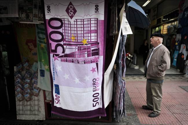 <YONHAP PHOTO-1828> A man reads a newspaper's headlines in Athens on October 23, 2012. Greek Prime Minister Antonis Samaras is to meet his coalition allies in a new bid to finalise an austerity package necessary to receive the next instalment of EU-IMF rescue loans after months of tough talks. AFP PHOTO/ LOUISA GOULIAMAKI../2012-10-23 21:15:30/ <저작권자 ⓒ 1980-2012 ㈜연합뉴스. 무단 전재 재배포 금지.>
A man reads a newspaper’s headlines in Athens.   AFP-Yonhap News