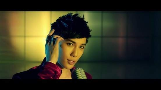 박정민(로메오/가수/SS501)
SS501의 박정민이 신곡 ‘뷰티풀(Beautiful)’의 티저 영상을 전격 공개했다. 박정민은 11월 5일 공식 페이스북을 통해 ‘뷰티풀’의 티저 영상을 공개, 앞서 공개했던 새 앨범 커버에 이어 다시 한 번 신곡의 기대감을 높였다. 공개된 티저 속의 박정민의 신곡 ‘뷰티풀’은 화려하고 세련된 의상과 무대와는 상반된 어쿠스틱한 멜로디가 이중적인 매력...