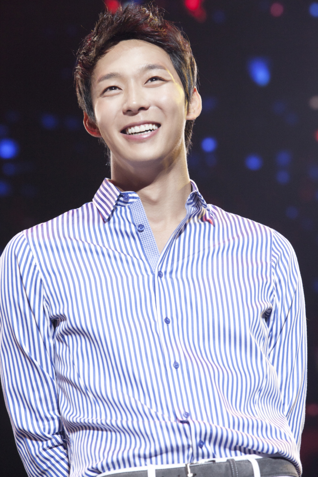 박유천(배우/가수/JYJ)
JYJ 멤버 박유천(26)의 다국적 팬들이 쌀, 연탄 등을 무려 12t 규모로 기부했다. 소속사 씨제스엔터테인먼트는 최근 열린 박유천 출연 드라마 ‘보고싶다’ 제작발표회에서 쌀화환 10.48t 등 박유천 팬들이 응원 차 보낸 응원물품이 연탄드리미화환, 라면드리미호환, 망고드리미호환 등 모두 12t에 달했다고 5일 밝혔다.