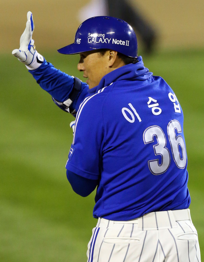 이승엽(야구선수/삼성라이온즈/내야수)
<YONHAP PHOTO-2551> <2012 KS> 3타점 이승엽! (서울=연합뉴스) 이상학 기자 = 1일 서울 잠실야구장에서 열린 2012 팔도 프로야구 한국시리즈 6차전 SK과 삼성 경기. 4회초 2사 만루 삼성 이승엽이 3점 안타를 친뒤 3루에서 환호하고 있다. 2012.11.1 leesh@yna.co.kr/2012-11-01 19:56:58/ <저작권자 ⓒ 1980-2012 ㈜연합뉴스. 무단 전재 재배포 금지.>
Samsung Lions’ Lee Seung-yeop.   Yonhap News