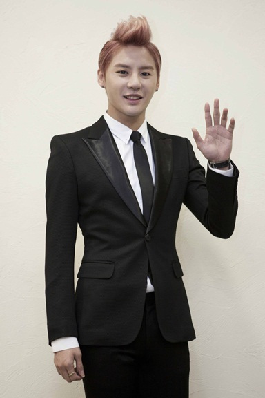 김준수(가수/JYJ)
특히 강렬한 비주얼과 독보적인 안무, 파격적인 뮤직비디오까지 조합을 이루며 획일화된 아이돌 음악에 센세이션한 충격을 준 곡으로 호평 받았다. 앞서 ‘타란탈레그라’는 일본 아이튠즈 1위, 타워레코드 예약 순위 1위, 빌보드 월드앨범 차트 10위, 독일 아시안 뮤직 차트 1위, 칠레 ETC-TV POP 차트 1위 등을 기록하며 국내외 팬들에게 뜨거운 사랑을 받았다. 한편 김준수의 유럽