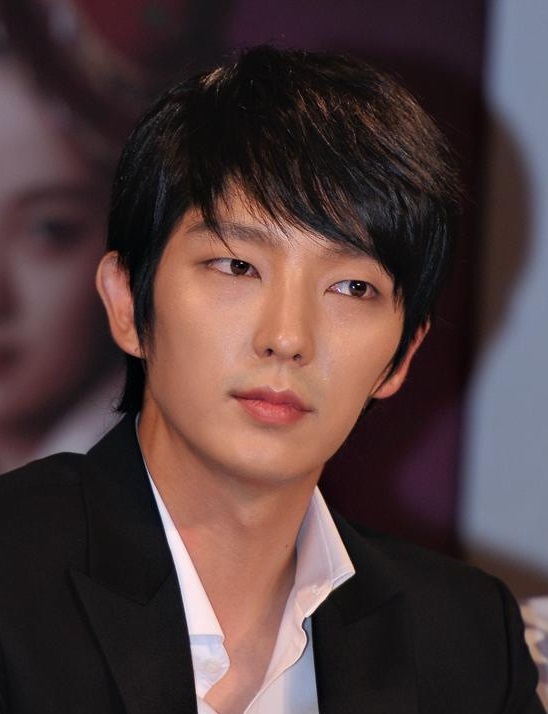 이준기(배우)
배우 이준기 측이 5억 원대 거액의 손해배상청구 소송을 당한 것이 뒤늦게 알려진 가운데 공식입장을 밝혔다. 이준기 측 관계자는 11월 5일 본지와의 전화통화에서 “이준기 씨가 지난 2월 14일 한류스타관련 이벤트 대행사업을 하고 있는 S사로부터 5억 원대의 손해배상청구 소송을 당한 것은 사실이만 이준기 씨 본인과는 상관없는 일이다”라고 밝혔다.
