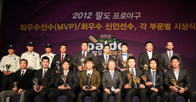 The award winners including MVP Park Byung-ho (third from right, front row) and Rookie of the Year Seo Geon-chang (fifth from right, front row) pose with Koo Bon-neung (fourth from right, front row), commissioner of the Korea Baseball Organization, which governs the local pro baseball league, during a ceremony in Seoul on Monday.   Yonhap News
