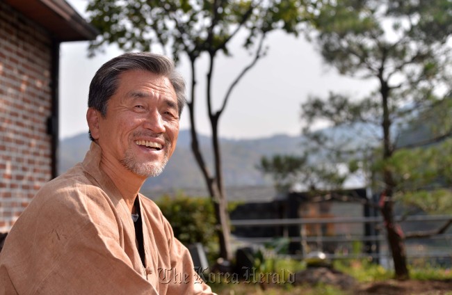 Singer Jang Sa-ik poses for The Korea Herald at his house in Hongji-dong, Seoul, on Oct. 29.    Lee Sang-sub/The Korea Herald