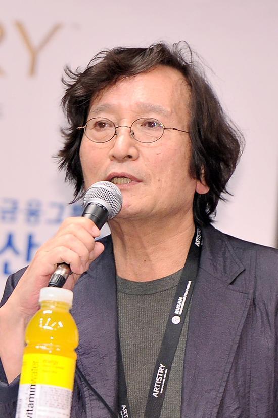 정지영(영화감독)
정지영 감독이 영화 ‘남영동 1985’가 사회적으로 미칠 파장에 대해 언급했다. 정지영 감독은 11월 5일 오후 서울시 중구 을지로의 메가박스 동대문점에 열린 영화 ‘남영동 1985’ 언론배급시사회에 참석했다. 그는 이날 간담회 자리에서 “우리 영화가 대선에 어떤 영향을 미칠 것인지는 잘 모르겠다.