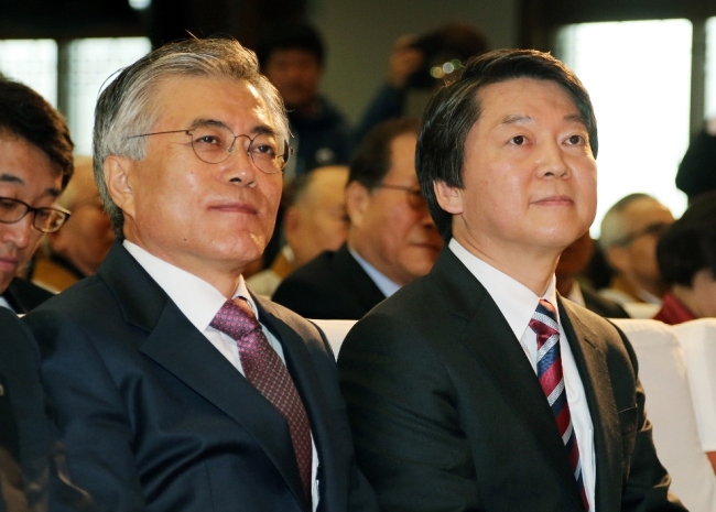 문재인(국회의원/민주통합당),안철수(기업인/교수)
Moon, Ahn to discuss campaign merger Tuesday