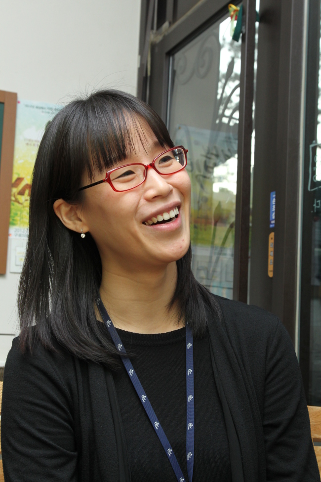 김혜진(공무원/구로구청)
용역사 없이 개인이 도시계획을 수립한 건 서울시 역사상 이번이 처음이다. 용역업체에 맡겼다면 8억원이 소요됐을 일이다. 주인공은 바로 구로구청 도시계획과에 근무하는 김혜진(32) 주무관으로 그는 ‘자연이 숨쉬는 디지털문화도시’란 콘셉트로 구로구 도시공간구조 재편계획을 세웠다.