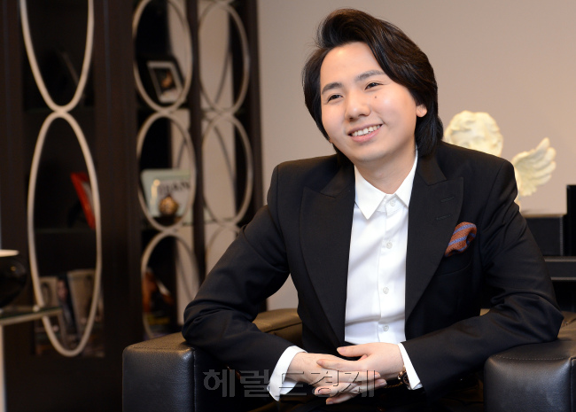 임형주(팝페라가수)
임형주(26)의 데뷔는 그의 나이 12살 때였다. 첫 앨범을 발매하고 한 방송사의 음악프로그램에 출연해 ‘마법의 성’과 뮤지컬 ‘에비타’의 ‘아르헨티나여 울지 마오(Don’t Cry For Me Argentina)’를 부르면서 많은 사람들에게 큰 사랑을 받았다.
　원래는 아나운서가 꿈이었다. 초등학교 3학년 방과후 교육, 강사선생님이 성악을 해 보라는 한 마디에 그의 인생은 지금 성악의 길을 걷고 있다.
　어린 시절부터 노래를 좋아해 부모님을 졸라 예원학교에 들어가 공부했고 부모님의 반대에도 꼭 성악가가 되겠다며 미국 뉴욕 줄리어드 음대 예비학교에 진학했다. 이탈리아 피렌체의 산펠리체음악원을 거쳐 지난해엔 빈 슈베르트 음대 성악과에 한국인 최초 초청학생으로 성악석사과정에 재학중이다.
　내년이면 데뷔 15주년을 맞는 임형주. 아직도 어린 소년의 모습을 간직하고 있는 그를 지난 5일 서울 내곡동 아트원문화재단 그의 사무실에서 만났다.