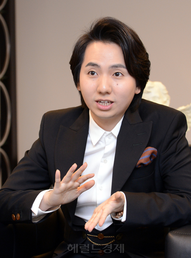 임형주(팝페라가수)
임형주(26)의 데뷔는 그의 나이 12살 때였다. 첫 앨범을 발매하고 한 방송사의 음악프로그램에 출연해 ‘마법의 성’과 뮤지컬 ‘에비타’의 ‘아르헨티나여 울지 마오(Don’t Cry For Me Argentina)’를 부르면서 많은 사람들에게 큰 사랑을 받았다.
　원래는 아나운서가 꿈이었다. 초등학교 3학년 방과후 교육, 강사선생님이 성악을 해 보라는 한 마디에 그의 인생은 지금 성악의 길을 걷고 있다.
　어린 시절부터 노래를 좋아해 부모님을 졸라 예원학교에 들어가 공부했고 부모님의 반대에도 꼭 성악가가 되겠다며 미국 뉴욕 줄리어드 음대 예비학교에 진학했다. 이탈리아 피렌체의 산펠리체음악원을 거쳐 지난해엔 빈 슈베르트 음대 성악과에 한국인 최초 초청학생으로 성악석사과정에 재학중이다.
　내년이면 데뷔 15주년을 맞는 임형주. 아직도 어린 소년의 모습을 간직하고 있는 그를 지난 5일 서울 내곡동 아트원문화재단 그의 사무실에서 만났다.