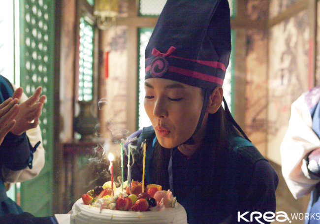 김소연(배우)
배우 김소연이 깜짝 생일파티로 즐거운 시간을 보냈다. 김소연은 지난 11월 2일 생일을 맞아 SBS 수목 드라마 ’대풍수’ 촬영장에서 생도들과 함께 행복한 시간을 보냈다. 관...로 최선을 다해 촬영하고 좋은 모습으로 보답하겠다.” 며 감사 인사를 전했다.