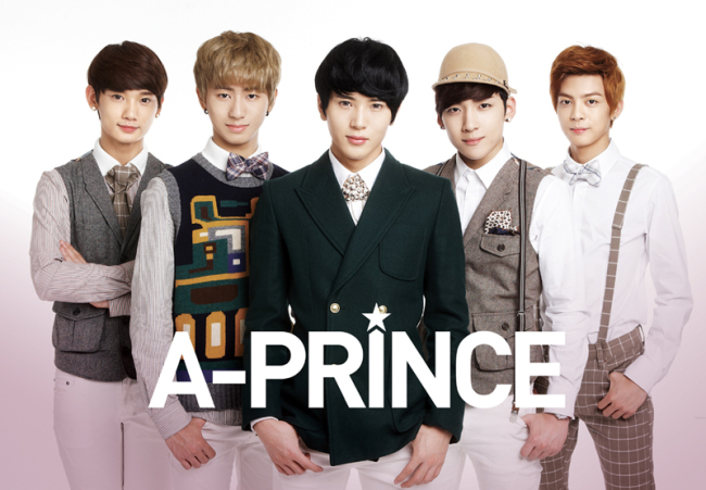에이프린스(A-PRINCE/가수/남자그룹)
신인 5인조 보이그룹 에이프린스(A-PRINCE)가 6일 정오 첫 미니앨범 ‘헬로(HELLO)’를 발표한다. 프로듀싱 팀 어벤저스가 총 프로듀싱을 맡...타이틀 곡 ‘헬로(HELLO)’를 비롯해 엠블랙의 지오와 미르가 참여한 ‘너 하나만 생각해’, 빠르고 강한 비트가 돋보이는 ‘오-걸(Oh-Girl)’ 등이 수록돼 있다.