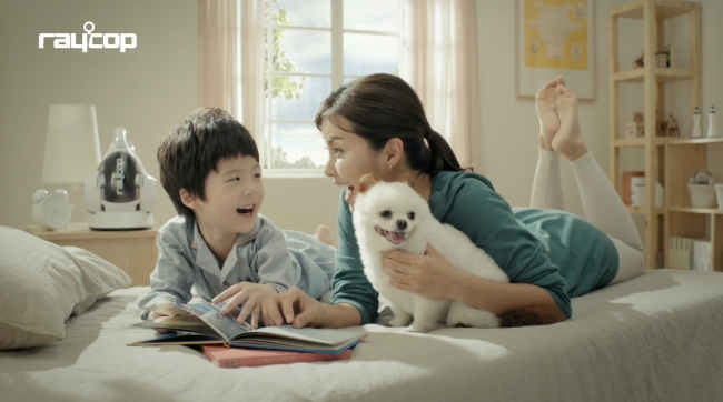 신애라(배우)
㈜부강샘스(대표 이성진)가 침구살균청소기 자사의 레이캅 광고 모델로 주부배우 신애라를 선정했다고 6일 밝혔다.배우 신애라는 연기자이자 세 아이를 둔 주부로 연기 활동은 물론 국제 어린이 양육기구인 컴패션을 후원하는 등 따뜻한 선행을 펼쳐 가족의 건강을 생각하는 레이캅의 브랜드 이미지와 부합된다고 판단했다고 밝혔다.