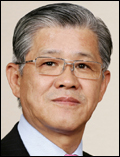 최신원(기업인/SKC대표)
‘행복나눔 연탄배달’은 SKC와 SK텔레시스 임직원들이 어려운 이웃에게 연탄을 비롯한 동절기 생활필수품을 직접 배달해주는 사회공헌활동으로 지난해에 이어 두 번째로 진행됐다. 올해에는 여주 지역 300가구에 연탄과 전기매트가 전달됐다. 이날 봉사에는 최신원<사진> SKCㆍSK텔레시스 회장과 김종식 SK텔레시스 사장을 비롯해 총 70여명이 함께 참여했다