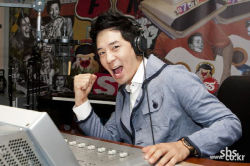 붐(이민호/MC/가수)
무선 헤드폰을 쓴 사람들끼리 주파수를 공유해 같은 음악을 즐기며 자유롭게 춤추는 새로운 클럽 문화다. DJ 붐은 “프로그램에서 가장 인기가 많은 코너인 ‘클럽 1999’를 청취자... 이날 행사는 SBS 파워 FM(107.7㎒)을 통해 실시간으로 방송되며, 스마트 폰에 SBS 인터넷 라디오 고릴라 어플을 다운로드 받으면 전국 어디서나 청취할 수 있다.