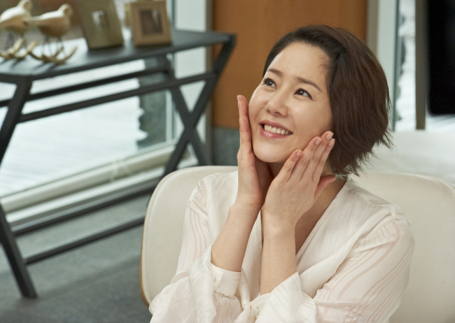 고현정(배우)
세월을 가늠할 수 없는 동안 피부로 유명한 고현정이 웃는다. 무슨 좋은 일이 있길래 하루 종일 웃음을 멈추지 못하는 걸까. 비결은 바로 화장품 리엔케이...기 위해 이번 촬영을 제주도에서 진행했다. 주름 걱정 없이 활짝 웃으라는 콘셉트 덕분에 촬영 내내 고현정의 웃음소리가 끊이지 않아 스태프들도 즐거운 분위기에서 촬영을 마칠 수 있었...