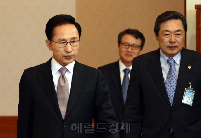 국무회의 입장  --이명박 대통령이 6일 오전 청와대에서  국무회의를 주재하기 위해 회의장으로 들어서고 있다. 정희조기자.checho@-2012.11.06.