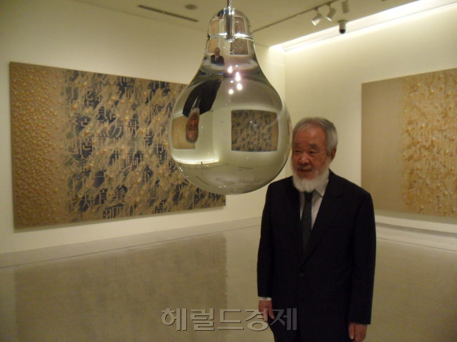 김창열(판화가)
김창열 화백 국립대만미술관 개인전 40여년 예술궤적 47점 오롯이 담아 ‘동·서양 아우르는 세계’극찬 잇달아 “40년 외길 불구 득도 근처에도 못가 안보이는 것 보려고 계...너무 좋아하고 있다. 교육을 받던 도슨트(전시해설사)들은 탄성을 지르더라”고 했다.