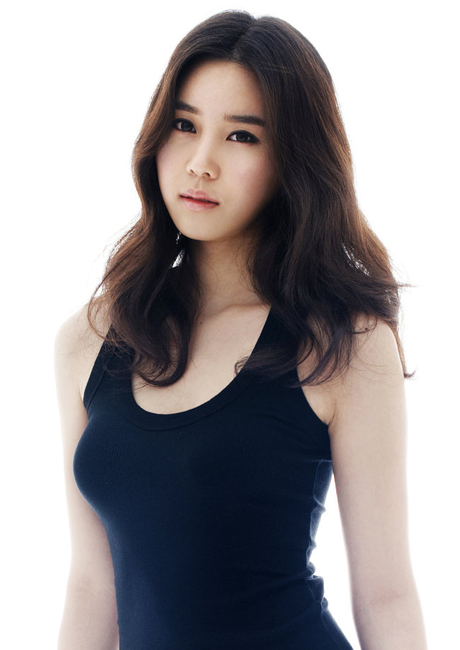 김소영(배우)
JYP엔터테인먼트 소속 연기자 김소영이 영화 ‘한공주’에 캐스팅돼 촬영에 한창이다. JYP엔터테인먼트 측은 11월 6일 “김소영이 영화 한공주의 주요 조연 화옥 역을 맡아 영화 촬영 중”이라고 전했다. 김소영은 박진영, 2PM 등 소속 가수들의 뮤직비디오에 출연하며 얼굴을 알리며 궁금증을 자아낸 바 있다.