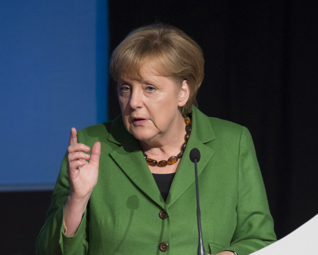 앙겔라 메르켈(Angela Merkel/정치인/독일총리)
<YONHAP PHOTO-0053> German Chancellor Angela Merkel delivers a speech during the synod of the German Protestant church at Timmendorfer Strand, northern Germany, Monday, Nov. 5, 2012. Germany's ruling center-right coalition has decided to increase childcare benefits, spend more money on transportation projects and end an unpopular medical charge less than a year before a general election, officials said Monday. The measures _ costing more than euro3 billion ($3.9 billion) per year _ come at a time when German Chancellor Angela Merkel and her Finance Minister Wolfgang Schaeuble are urging other European nations to rein in spending and cut back public debt. (AP Photo/dapd, Olaf Malzahn)/2012-11-06 01:40:22/ <저작권자 ⓒ 1980-2012 ㈜연합뉴스. 무단 전재 재배포 금지.>
German Chancellor Angela Merkel delivers a speech in Timmendorfer Strand, Germany, Monday.
AP-Yonhap News
