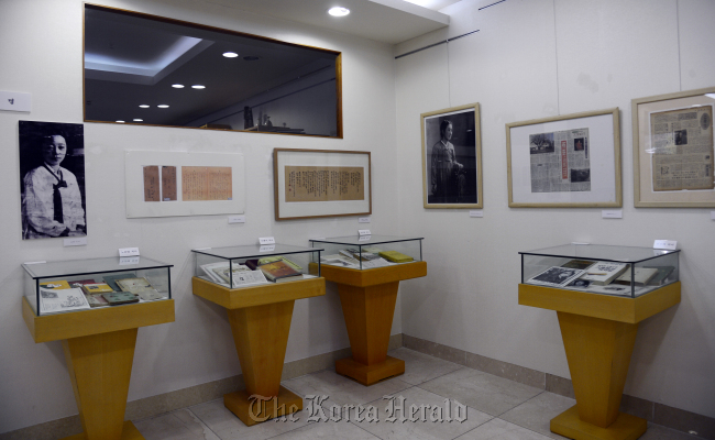 oung-in Literary Museum’s exhibition, “Korean Women’s Literature 30 Years” features the lives of 13 late female writers in Korea, by displaying their photographs and handwritten notes and writings.   Park Hae-mook/The Korea Herald