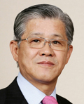 최신원(기업인/SKC대표)
‘행복나눔 연탄배달’은 SKC와 SK텔레시스 임직원들이 어려운 이웃에게 연탄을 비롯한 동절기 생활필수품을 직접 배달해주는 사회공헌활동으로 지난해에 이어 두 번째로 진행됐다. 올해에는 여주 지역 300가구에 연탄과 전기매트가 전달됐다. 이날 봉사에는 최신원<사진> SKCㆍSK텔레시스 회장과 김종식 SK텔레시스 사장을 비롯해 총 70여명이 함께 참여했다