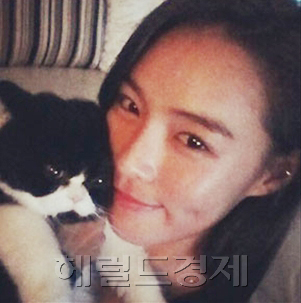 가희(박지영/가수)
애프터스쿨 멤버 가희가 민낯 셀카를 공개해 화제다. 가희는 지난 5일 사진의 트위터를 통해 “뭔가 찌뿌둥한 오후”라는 글과 함께 사진을 게재했다.