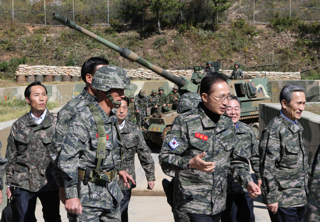 이명박(대통령)
President Lee Myung-bak surveys the military vigilance during his visit to Yeonpyeongdo on Oct. 18. It was the first time that Lee had visited the island near the Northern Limit Line, which was hit by North Korean artillery two years ago, leaving two South Korean Marines and two civilians dead.   Yonhap News