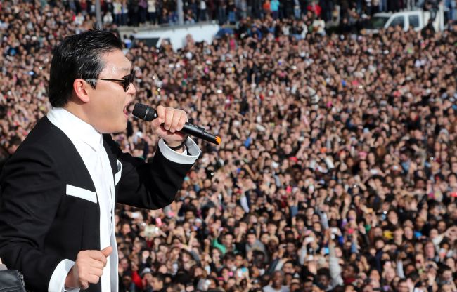 싸이(박재상/가수)
South Korean rapper Psy performs “Gangnam Style” in front of a crowd during a flash mob on Nov. 5 in Paris.   AFP-Yonhap News