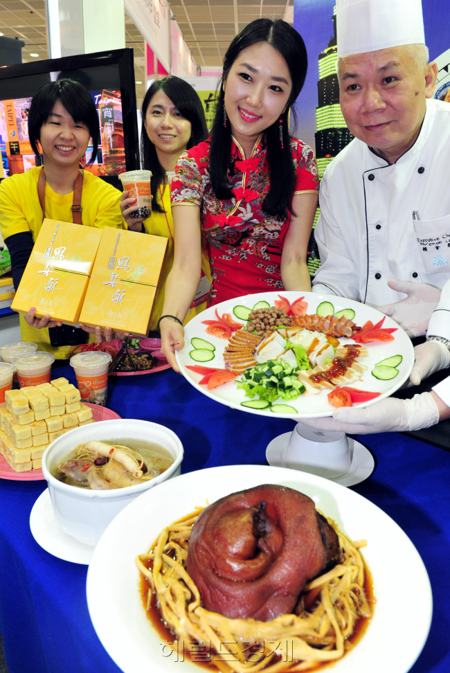 6일 오전 서울 삼성동 코엑스에서 개막한 2012 서울국제식품산업전에서 대만 홍보관에서 요리사가 직접만든 타이페이 음식을 관람객들에게 선보이고 있다./ 안훈기자 rosedale@ 2012.11.06
6일 오전 서울 삼성동 코엑스에서 개막한 2012 서울국제식품산업전에서 대만 홍보관에서 요리사가 직접만든 타이페이 음식을 관람객들에게 선보이고 있다./ 안훈기자 rosedale@ 2012.11.06