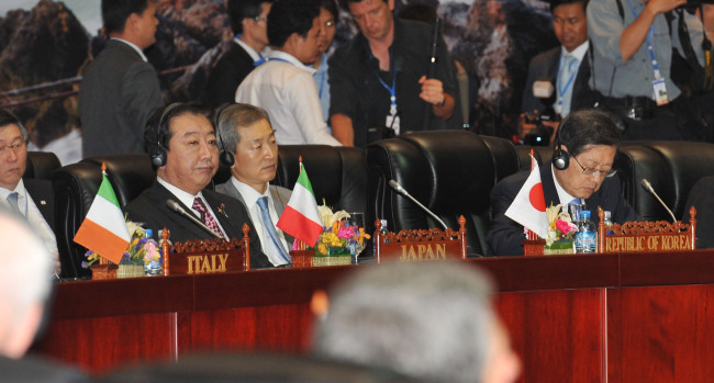 Prime Minister Kim Hwang-sik (right) and Japanese Prime Minister Yoshihiko Noda (left) attend the 9th Asia-Europe Meeting in Vientiane, Laos, Tuesday.   Yonhap News