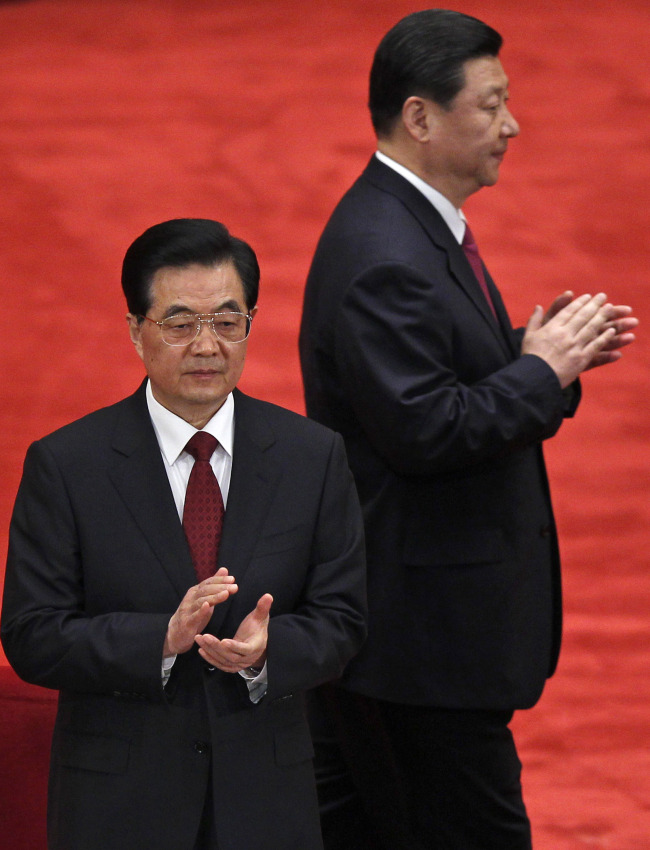 후진타오(좌/Hu Jintao/정치인/중국국가주석),시진핑(Xi Jinping/중국 부주석)
Chinese President Hu Jintao (front) and Vice President Xi Jinping arrive at a conference to celebrate the 90th anniversary of the founding of Chinese Communist Youth League at the Great Hall of the People in Beijing in May.   AP-Yonhap News