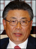 박맹우(울산시장)
울산시는 중국 무석(無錫)시와 그동안의 우호협력 관계를 한층 강화하고 미래 성장을 상호 지원하기 위한 첫걸음으로 ‘울산 - 무석 자매도시 체결 의향서’를 교환했다고 6일 밝혔다.
박맹우 울산시장은 이날 무석 군래세존호텔에서 열린 ‘제6회 무석시 국제우호도시 교류회의’에서 주크어지앙(朱克江) 무석시장과 함께 양 도시의 우호협력과 공동발전을 촉진하기 위한 ‘자매도시 체결 의향서’에 서명했다.