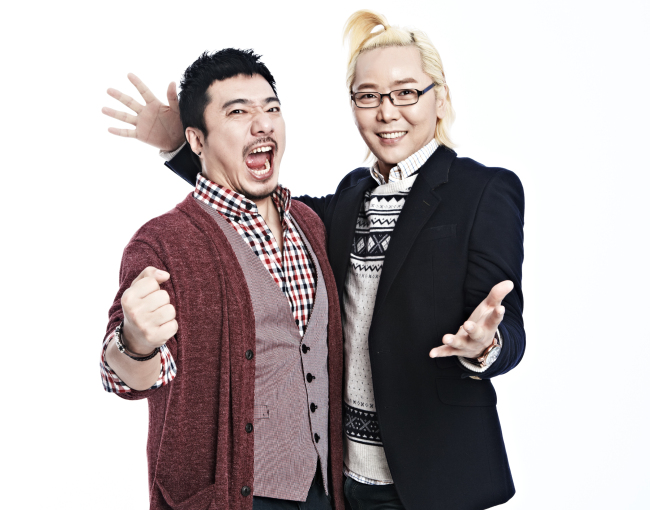 배기성(가수/캔),양정승(가수/작곡가)
유쾌한 두 남자가 만났다. 한 남자는 남성그룹 캔의 배기성. 그리고 또 한 남자는 작곡가 양정승이다.약 20년 동안 우정을 쌓아온 이들이 ‘빨간추리닝’이란 팀으로 하나가 됐다. ...고 싶지 않아요. 멋진 팀이 될 수 있도록 최선을 다하고 싶습니다”(양정승) 다양한 색깔의 추리닝으로 갈아입고, 매번 새로운 무대를 위해 고민할 것이다.