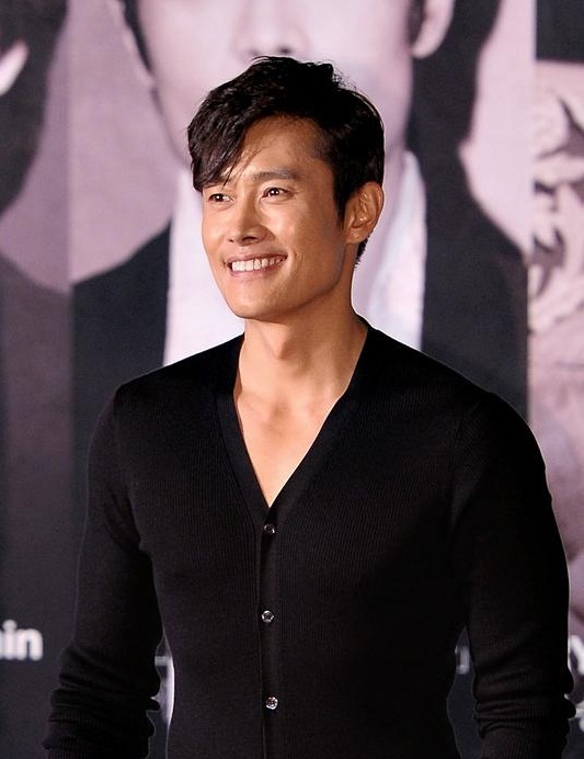 이병헌(배우)
‘천만 배우’ 이병헌이 런던 한국 영화제에 참석한다. 이병헌은 영화 ‘광해, 왕이 된 남자’가 지난 11월 1일부터 16일까지 영국 런던에서 열리는 제 7회 한국영화제 폐막작으... 이병헌은 브루스 윌리스, 존 말코비치, 캐서린 제타존스, 안소니 홉킨스와 함께 영화 ‘레드2’ 촬영으로 영국에 체류 중이며 올 연말까지 영화 촬영에 몰두할 예정이다.