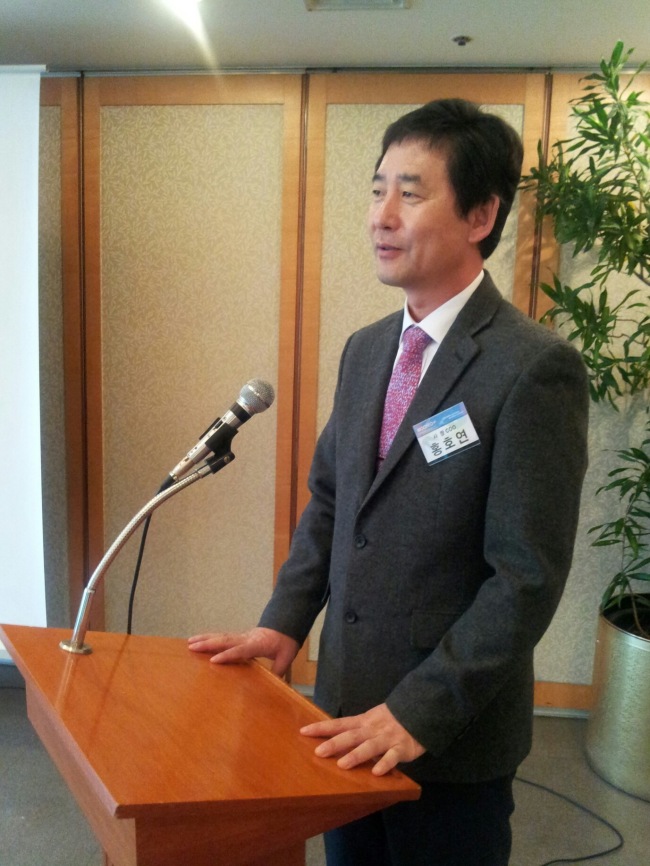 김국웅(기업인/우리로광통신 대표)
전문기업 우리로광통신(대표이사 김국웅)이 6일 서울 여의도에서 기자간담회를 갖고 “2015년까지 매출액 1000억원, 영업이익 200억원 이상을 내는 기업으로 성장하겠다”고 밝혔...분배기 분야 세계 1위의 기술 및 생산력을 기반으로 고부가 광다이오드 사업을 본격화해 2015년까지 광통신 분야에서 종합솔루션 기업으로 도약하겠다”며 이같이 말했다.